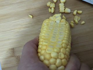2、黄金玉米饼,把玉米洗干净整条切