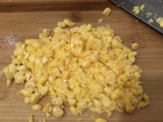 3、黄金玉米饼,切完，剁碎
