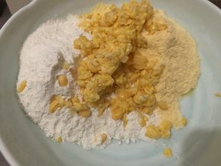 4、黄金玉米饼,加入到面粉里