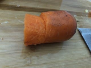 5、黄金玉米饼,红萝卜去皮，切碎