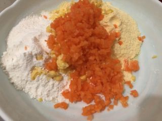 6、黄金玉米饼,加入到碟里