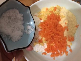 7、黄金玉米饼,然后加入白糖