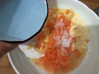 8、黄金玉米饼,再加入清水，边加边搅拌