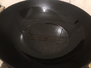 10、黄金玉米饼,大火烧干锅，转小火加入油