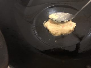 13、黄金玉米饼,然后用汤匙背压薄压均匀