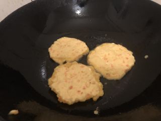 14、黄金玉米饼,煎两分钟翻另一边煎