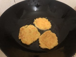 15、黄金玉米饼,再煎二分钟，来回翻一分钟，出锅。（薄厚时间有差异，自己把握）