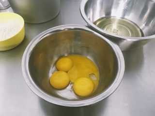 1、西瓜戚风蛋糕,蛋黄蛋白分离