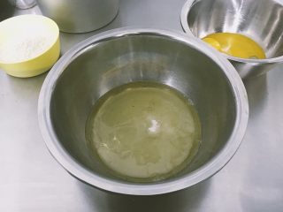 2、西瓜戚风蛋糕,蛋白➕糖放冰箱冷冻