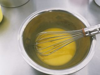 4、西瓜戚风蛋糕,搅拌均匀