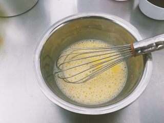 5、西瓜戚风蛋糕,➕牛奶搅拌均匀