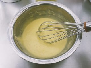 6、西瓜戚风蛋糕,过筛低粉 搅拌均匀