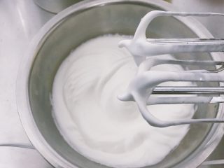 7、西瓜戚风蛋糕,取出蛋白 打发至小弯钩