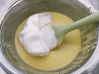 8、西瓜戚风蛋糕,取一部分蛋白混合蛋黄糊