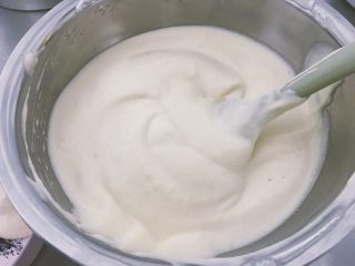 9、西瓜戚风蛋糕,全部混合均匀