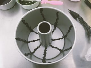 11、西瓜戚风蛋糕,画“Z”在模具底部及四周 入烤箱烤2分钟左右 使凝固