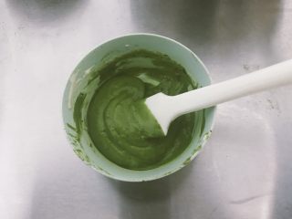 12、西瓜戚风蛋糕,取少量蛋糕糊混合抹茶液