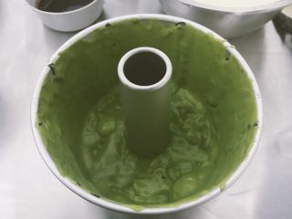 13、西瓜戚风蛋糕,涂满四周和底部 继续放烤箱烤2分钟使其凝固