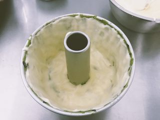 14、西瓜戚风蛋糕,继续用原色蛋糕糊 重复以上动作