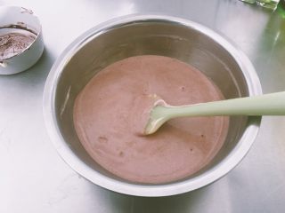 15、西瓜戚风蛋糕,剩下蛋糕糊混合红曲粉液体