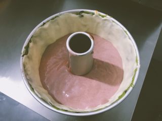 16、西瓜戚风蛋糕,倒入模具 180度35分钟(仅作参考)