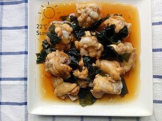 1、裙带菜蒸鸡腿肉,先来个成品图