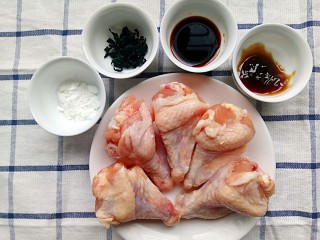 2、裙带菜蒸鸡腿肉,食材：玉米淀粉，裙带菜，酱油，蚝油，鸡腿肉