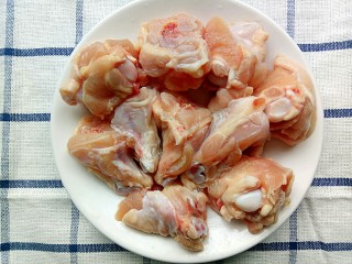 3、裙带菜蒸鸡腿肉,鸡腿肉剁成两块然后用开水洗一下去血水