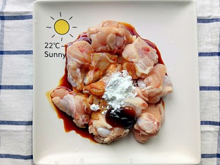 4、裙带菜蒸鸡腿肉,将玉米淀粉，蚝油，酱油放入鸡腿肉中