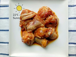 5、裙带菜蒸鸡腿肉,放入的调料和鸡腿肉搅拌均匀