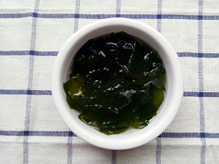 6、裙带菜蒸鸡腿肉,裙带菜冷水泡发