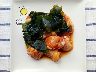 7、裙带菜蒸鸡腿肉,泡发好的裙带菜放入鸡腿肉中