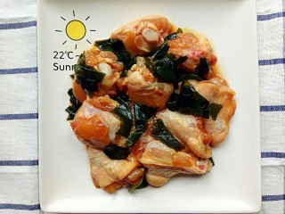 8、裙带菜蒸鸡腿肉,再次将裙带菜和鸡腿肉搅拌均匀