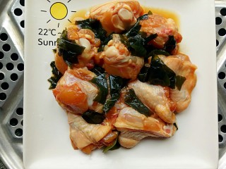 9、裙带菜蒸鸡腿肉,锅里水开后放入裙带菜鸡腿肉蒸二十分钟