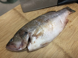 2、红烧鱼,海鲈鱼清洗,两面肉厚处划花刀