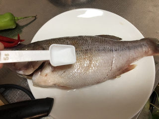 4、红烧鱼,少许食盐抹鱼身
