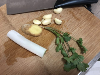 6、红烧鱼,葱白姜蒜香菜清洗备用