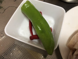 7、红烧鱼,青椒去蒂去籽清洗,小米辣去蒂清洗