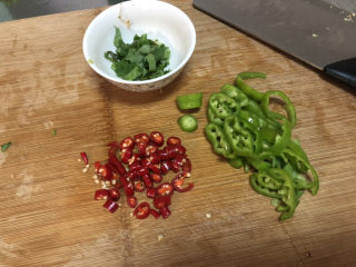 9、红烧鱼,小米辣切圈,青椒切丝