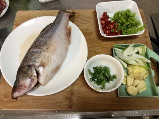 10、红烧鱼,全部食材准备好