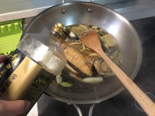 16、红烧鱼,一汤匙半生抽