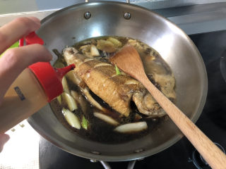 18、红烧鱼,半汤匙蚝油