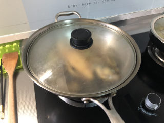 21、红烧鱼,加盖,中小火炖煮15分钟,中间开盖翻面,让鱼两面都可以炖煮入味