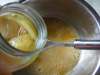 2、果蔬鸡蛋饼  #鸡蛋的花样年华#,鸡蛋加盐、柠檬汁打散。