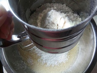 3、果蔬鸡蛋饼  #鸡蛋的花样年华#,筛入面粉调成糊。