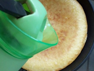 7、果蔬鸡蛋饼  #鸡蛋的花样年华#,烙至饼花时翻面，加少许开水加盖，焖饼。