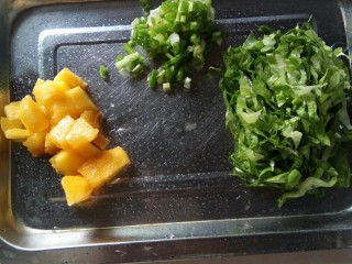 10、果蔬鸡蛋饼  #鸡蛋的花样年华#,油桃、小葱切粒，油麦菜洗净切丝。