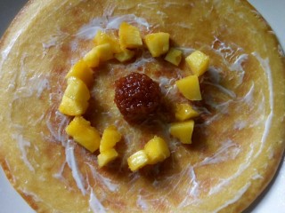 13、果蔬鸡蛋饼  #鸡蛋的花样年华#,放上油桃粒。