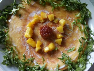 14、果蔬鸡蛋饼  #鸡蛋的花样年华#,围上一圈油麦菜丝。