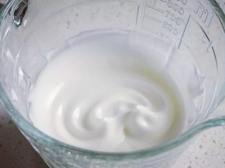 12、半熟芝士,制作蛋白糊:蛋白在使用前需一直冷藏，然后依次加入柠檬汁和砂糖，打至湿性发泡约6分发，此时的蛋白是细致有流淌性的